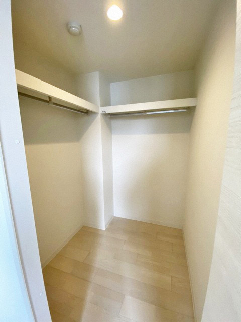 収納　収納力のあるウォークインクローゼットです