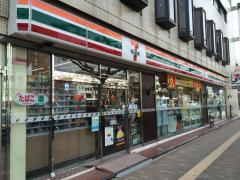 コンビニ　セブンイレブン神戸中央中町通店（コンビニ）まで107m