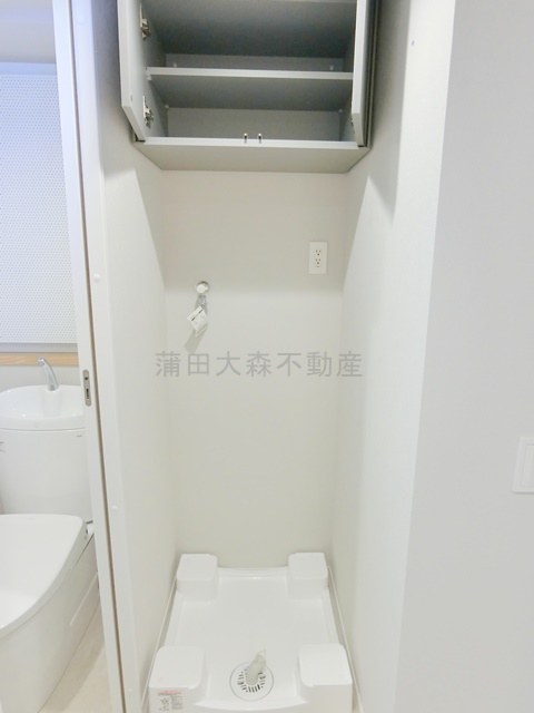 その他設備　吊戸棚付きの洗濯機置き場
