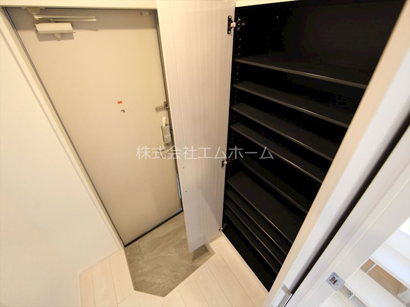 玄関　玄関　シューズボックス付（収納充実してます）