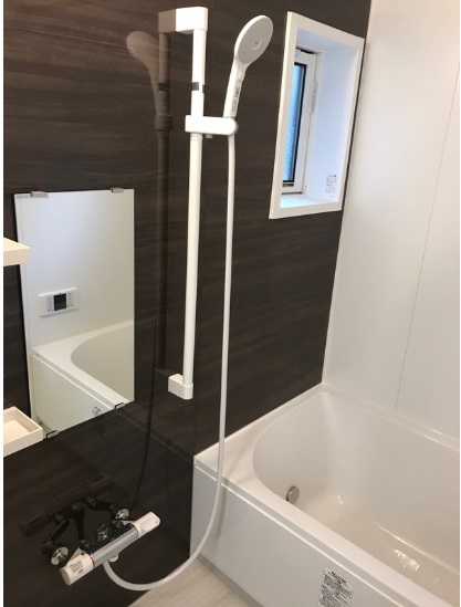 バス・シャワールーム　ゆっくり足をのばして入れます