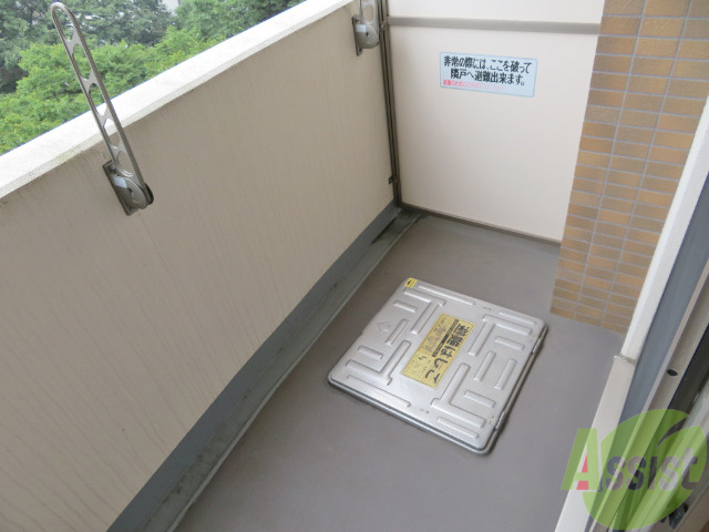 バルコニー　バルコニー。洗濯物がはかどりそうな広さがありますよ。