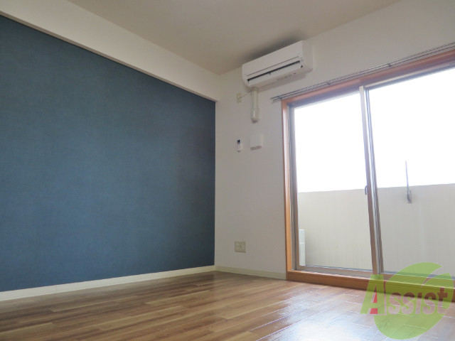 居室・リビング　６帖の洋室です。広々として、きれいですね。