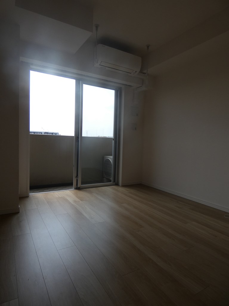 居室・リビング　落ち着いた色合いの床材を使用した居住空間です。