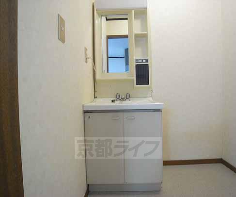 洗面設備　独立洗面台付きです