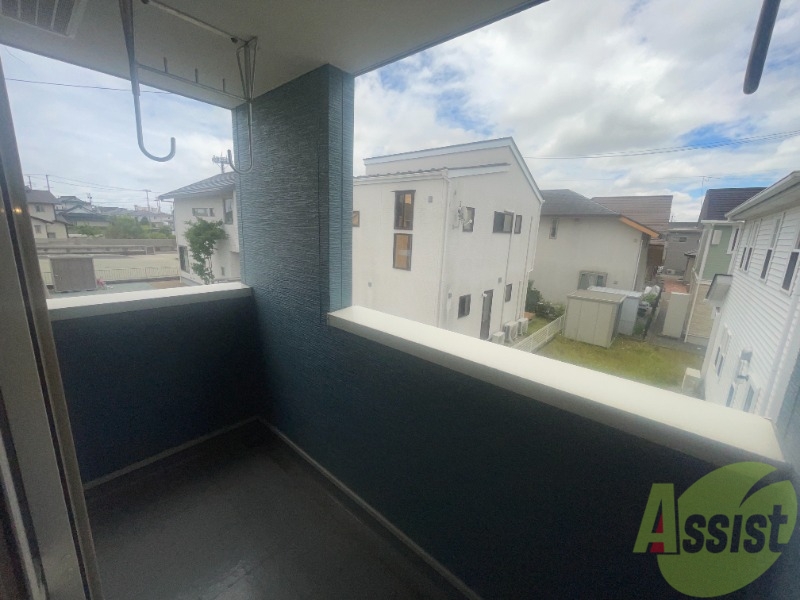 バルコニー　バルコニーは屋根もあるので外出中の悪天候時も気になりません。