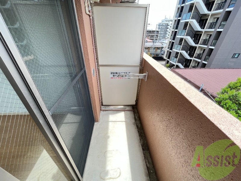 バルコニー　幅もあるので洗濯物を干すのも捗りそうですね。