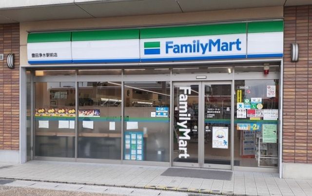 コンビニ　ファミリーマート（コンビニ）まで550m