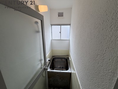 バス・シャワールーム　浴室に窓があり換気も楽にできます！