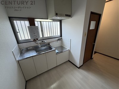 居室・リビング　床色が明るい色合いで、とてもきれいです♪