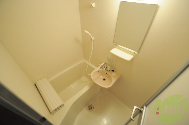 洗面設備　シャワーがあるのでお手入れが簡単ですね