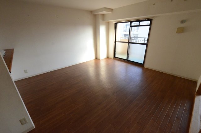 居室・リビング　南向き12.8帖のリビングです♪