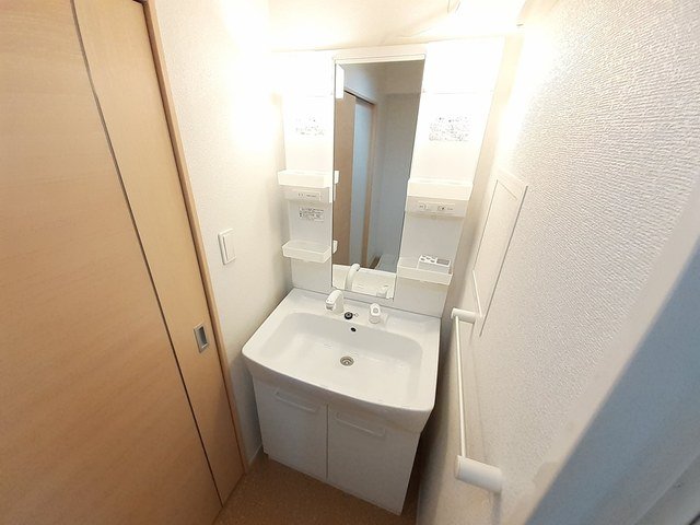 洗面設備　ゆったりとスペースのある洗面所