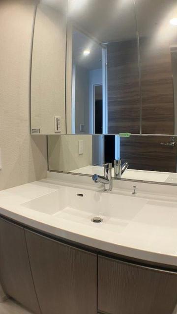 洗面設備　三面鏡付洗面化粧台