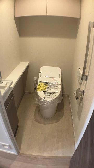 トイレ　温水洗浄暖房便座・手洗いカウンター付