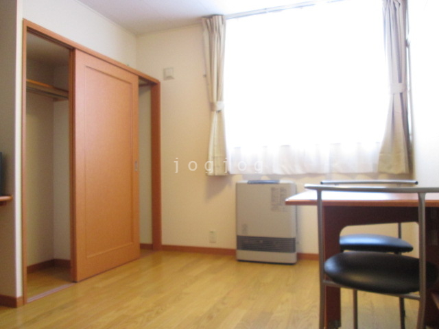 居室・リビング　他の部屋とフローリングが違います。