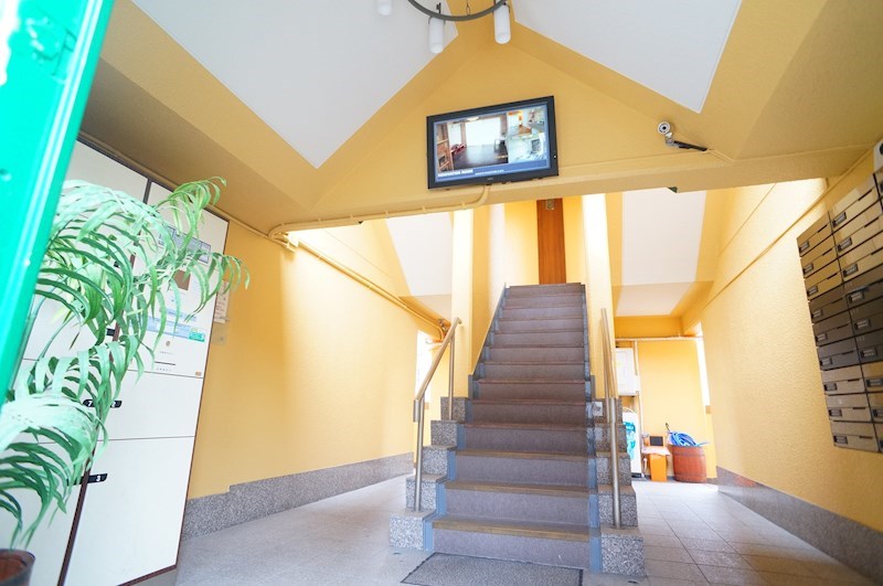 エントランス　防犯カメラ付き