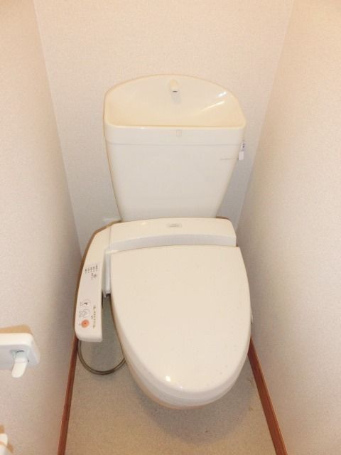 トイレ　温水洗浄便座付きのトイレです。