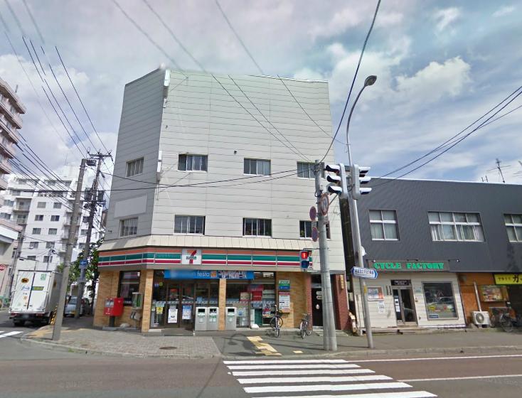 コンビニ　セブンイレブン札幌24軒店（コンビニ）まで131m