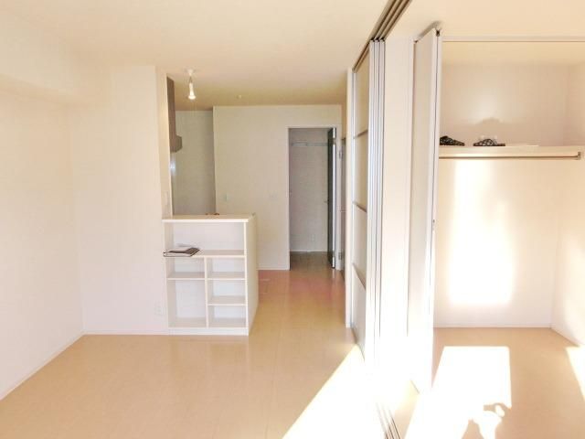 居室・リビング　バルコニー側から見た居室