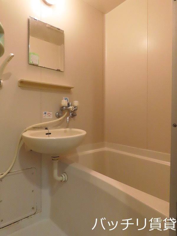 バス・シャワールーム　同型タイプの為、現状を優先致します。