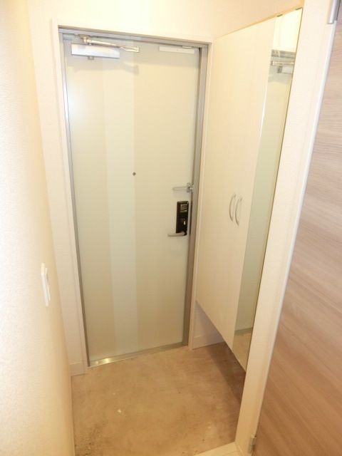 玄関　鏡付きで身だしなみバッチリ