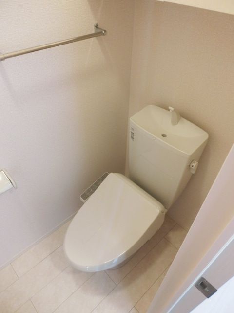 トイレ　ウォシュレット付で快適ですね