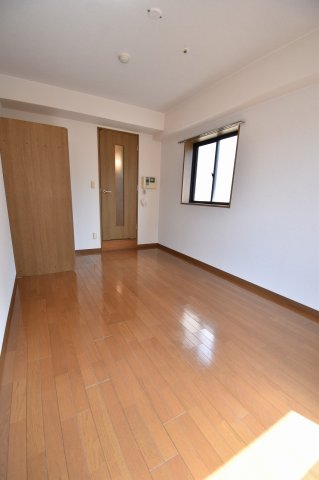 居室・リビング　中部屋は小窓無し