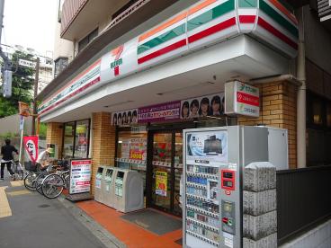 コンビニ　セブンイレブン 渋谷本町店（コンビニ）まで438m