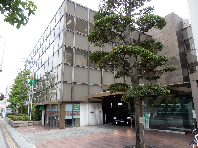 銀行　（株）トマト銀行／本店（銀行）まで517m