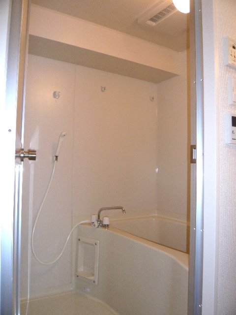 バス・シャワールーム　換気扇付きお風呂場でお掃除楽に！