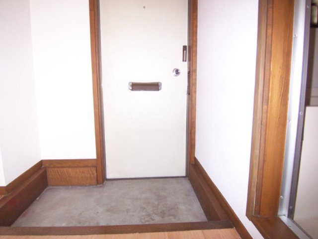 玄関　別部屋同一間取りのお写真となります。