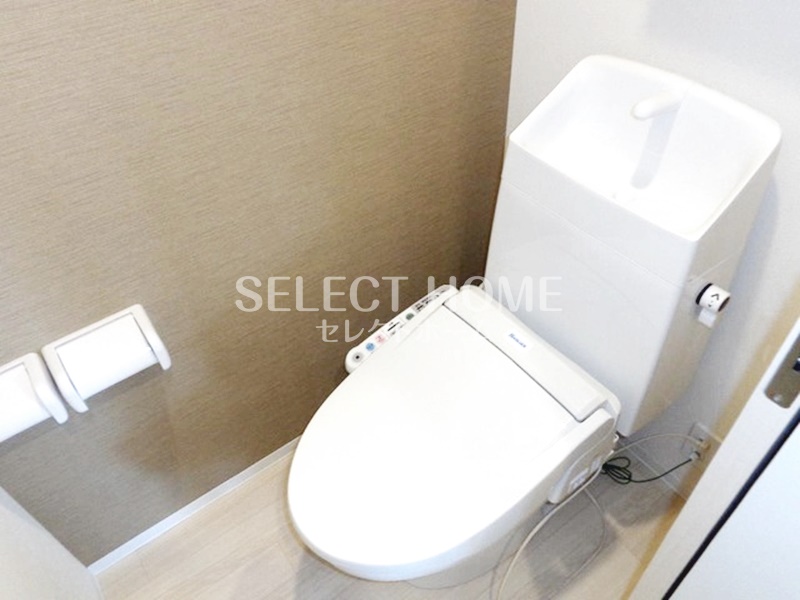 トイレ　落ち着いた色調のトイレです