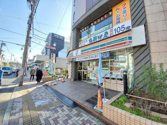 コンビニ　セブンイレブン（コンビニ）まで357m