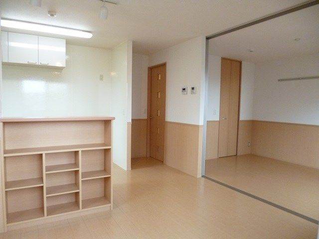 居室・リビング　パーテーションを開ければ開放感のあるお部屋に♪