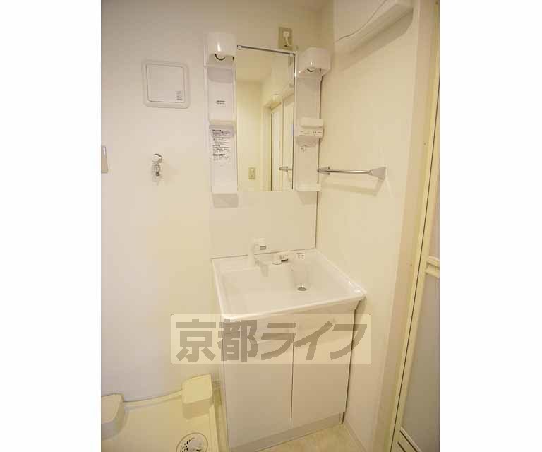 洗面設備　綺麗な洗面台です。