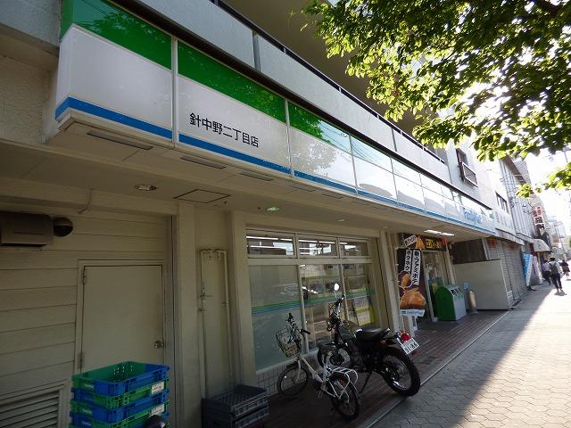 コンビニ　ファミリーマート（コンビニ）まで737m