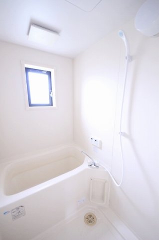 バス・シャワールーム　コンパクトで使いやすいお風呂です
