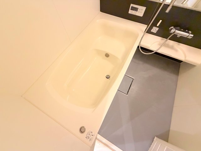 バス・シャワールーム　広めのお風呂は一日の疲れを癒してくれます。