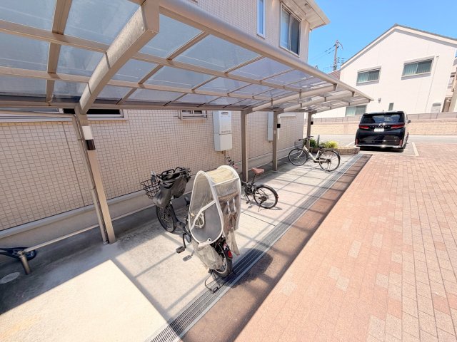 駐車場　敷地内には入居者専用の駐輪スペースもあります。