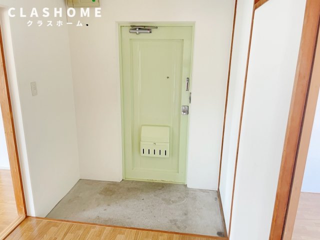 玄関　同物件の別部屋になります。
