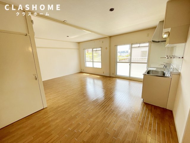居室・リビング　同物件の別部屋になります。