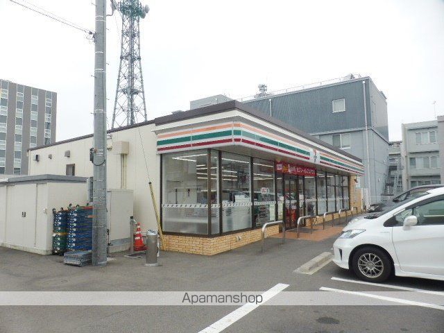 コンビニ　セブンイレブン（コンビニ）まで555m
