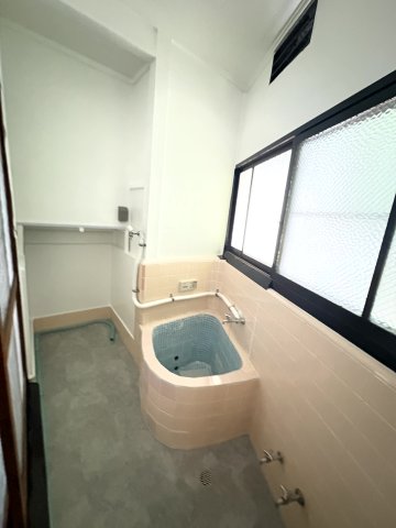 バス・シャワールーム　浴室です。窓があるので空気の入れ替えができます。