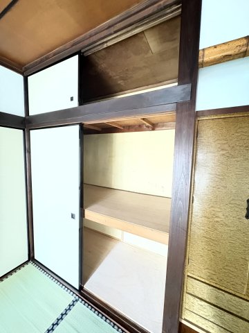 収納　奥行きのある押入を備えており、布団や季節用品などをすっきり収