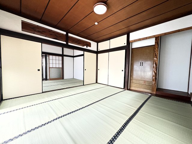 居室・リビング　1階には8帖の和室をご用意。扉を開放すれば、隣接する空間とつ