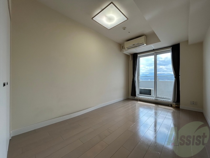 その他部屋・スペース　寝室はこちらです。光が差し込む、温かみのあるお部屋です。