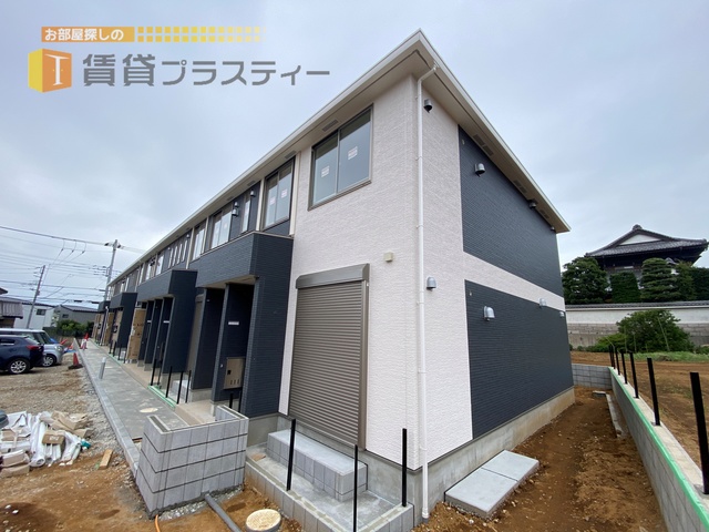 建物外観　前面が駐車場で日当たりは大丈夫そうですね。