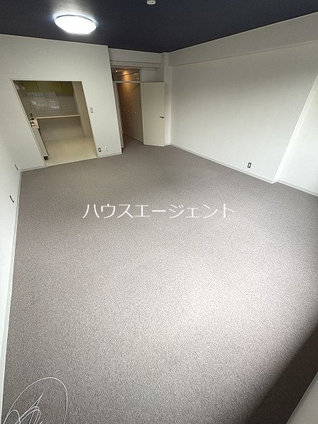 居室・リビング　広くて使いやすい形をしたリビングです。