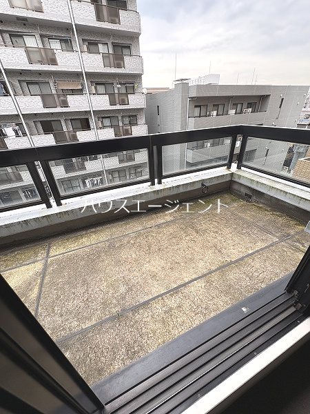 バルコニー　とても広いベランダで、洗濯物もたくさん干せます